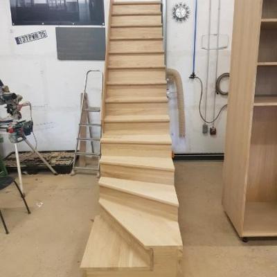 Escalier sur mesure à quart tournant et marches balancées Escalier sur mesure à quart tournant et marches balancées