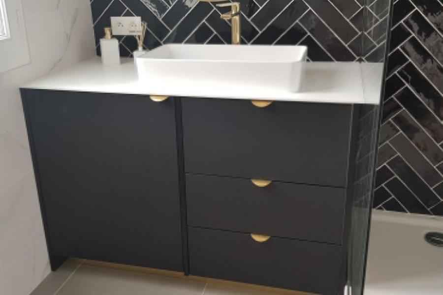 Meuble de salle de bain sur mesure en mélaminé noir mat et panneau acrylique blanc