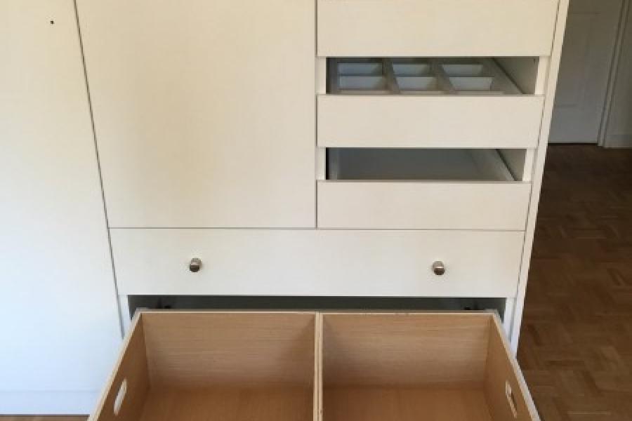 Dressing sur mesure en angle avec divers aménagements